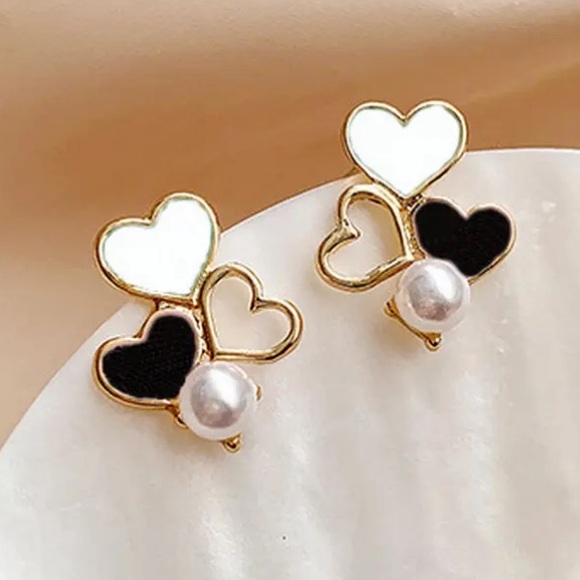 Jewelry - White & Black Heart with Pearl Gold Toned Stud Earrings
